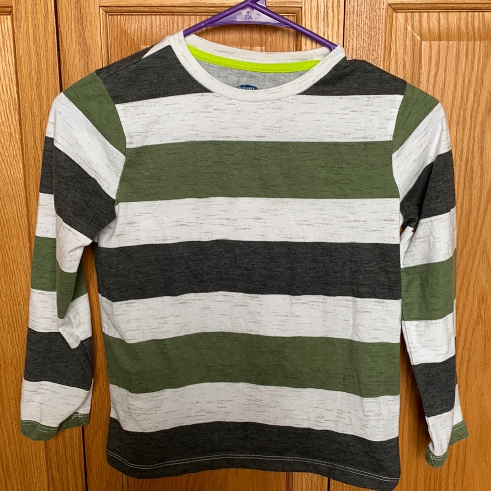 Gently used Old Navy Long Sleeved Shirt Boy’s Size M (8)